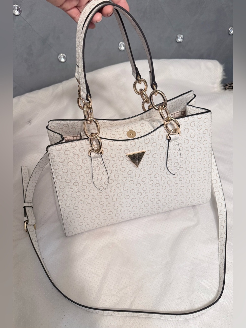 Guess White Monogram Shoulder Bag with Gold Chain Details - Picture 2 of 16